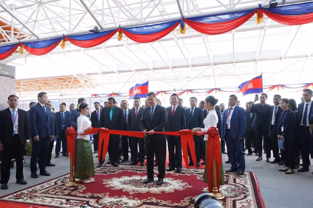 Thủ tướng Campuchia Samdech Thipadi Hun Manet cắt băng khánh thành Sân bay Quốc tế Siem Reap Ankor.