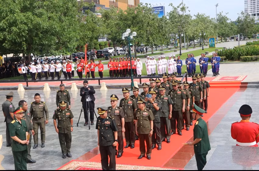 Đoàn Bộ Quốc phòng Campuchia tri ân các anh hùng liệt sĩ đã anh dũng hy sinh trong sự nghiệp đấu tranh vì hòa bình, độc lập dân tộc của cả hai đất nước. (Ảnh: NGUYỄN HIỆP)