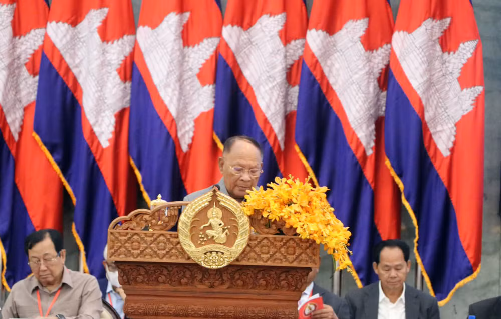 Chủ tịch danh dự Đảng Nhân dân Campuchia Samdech Heng Samrin đọc diễn văn khai mạc đại hội. (Ảnh: Nguyễn Hiệp)