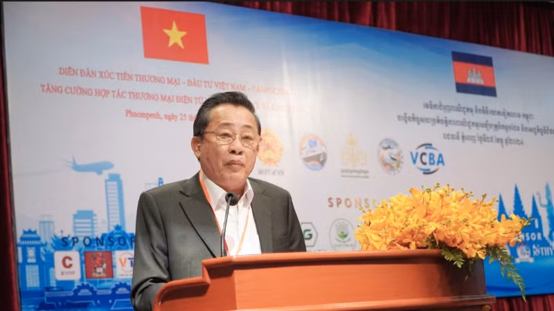 Ông Leng Rithy, Chủ tịch VCBA: “Chúng ta đang sống trong thời đại mà thông tin được chia sẻ với tốc độ nhanh như ánh sáng. Thương mại điện tử là cầu nối giữa nhà sản xuất và người tiêu dùng trên toàn thế giới. Việt Nam và Campuchia có nhiều tiềm năng to lớn trong hợp tác thương mại điện tử xuyên biên giới và kinh tế số”.