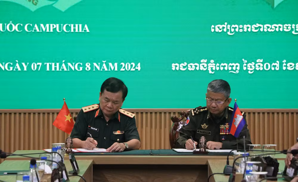 Hai Trưởng đoàn ký Biên bản Đối thoại Chính sách quốc phòng Việt Nam-Campuchia lần thứ 7. (Ảnh: NGUYỄN HIỆP)