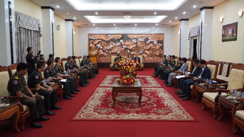 Đại sứ Nguyễn Minh Vũ tiếp Đoàn Tổng Tư lệnh Quân đội Hoàng gia Campuchia do Đại tướng Tổng Tư lệnh Vong Pisen dẫn đầu. (Ảnh: NGUYỄN HIỆP)