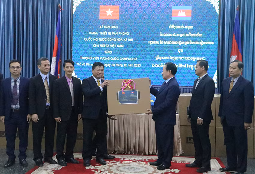 Đại sứ Nguyễn Huy Tăng bàn giao trang thiết bị văn phòng cho Tổng Thư ký Thượng viện Campuchia Oum Sarith.