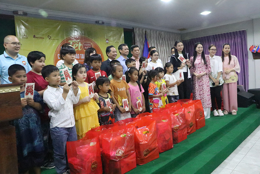 Cộng đồng bà con người gốc Việt Nam tại Campuchia luôn nhận được tình cảm, sự quan tâm giúp đỡ của đồng bào trong nước.