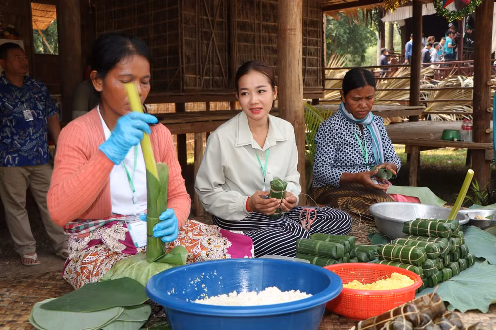 Nghề gói bánh truyền thống được các nghệ nhân thể hiện. (Ảnh: NGUYỄN HIỆP)