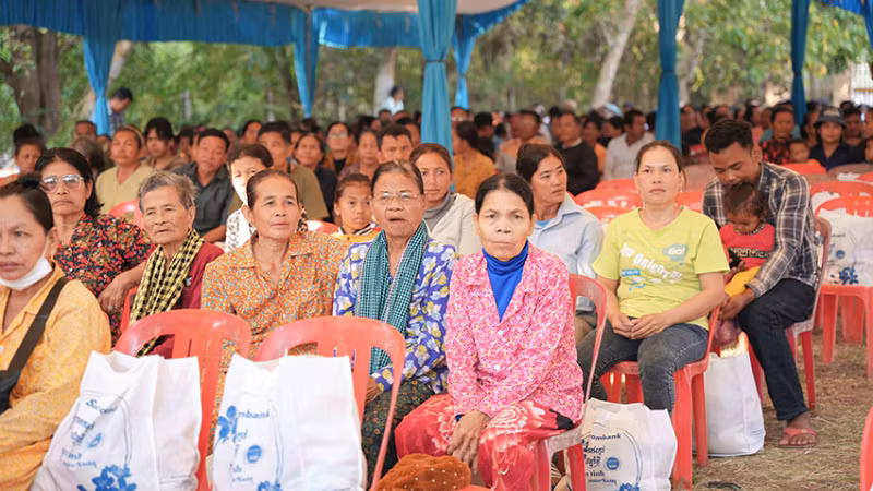 500 phần quà Tết được trao đến bà con người Khmer và gốc Việt. (Ảnh: NGUYỄN HIỆP)