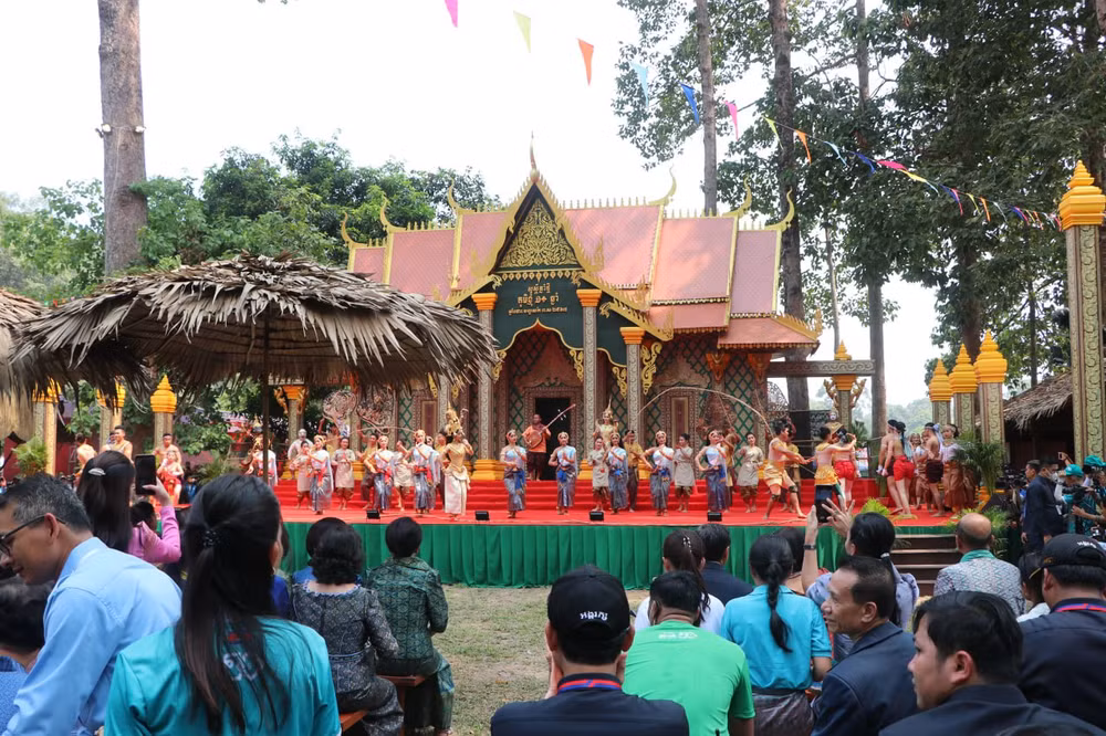 Lễ hội thu hút đông đảo người dân địa phương và du khách tham dự (Ảnh: NGUYỄN HIỆP)