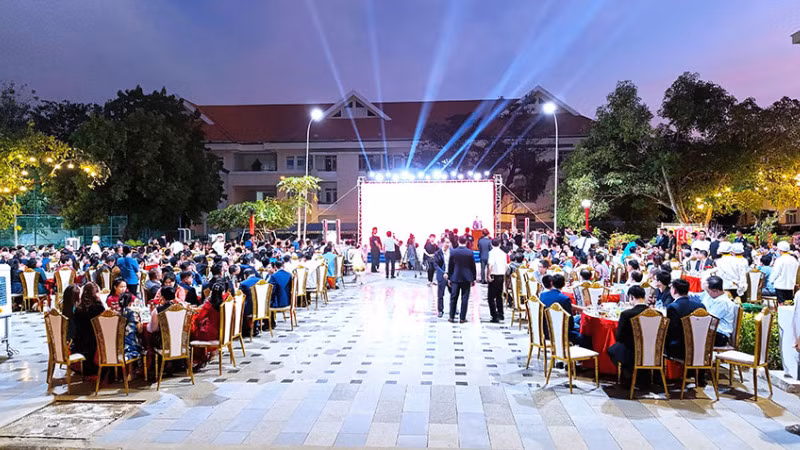 Quang cảnh chương trình Xuân Quê hương 2025 trong khuôn viên Đại sứ quán Việt Nam ở Phnom , Campuchia. (Ảnh: Nguyễn Hiệp)