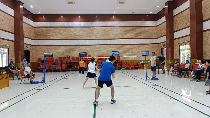 Các vận động viên thi đấu bộ môn cầu lông. (Ảnh: NGUYỄN HIỆP)