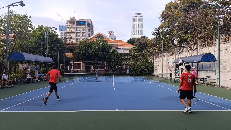 Sân tennis nằm trong khuôn viên Đại sứ quán. (Ảnh: NGUYỄN HIỆP)