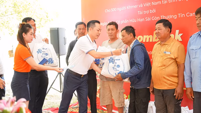 Tổng giám đốc Sacombank Cambodia Phùng Thái Phụng trao quà Tết cho bà con. (Ảnh: NGUYỄN HIỆP)