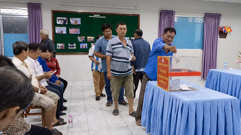 Bà con người gốc Việt Nam tại Campuchia chung tay chia sẻ khó khăn với đồng bào trong nước. (Ảnh: Nguyễn Hiệp)
