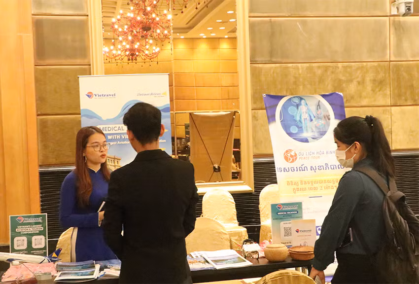 Nhiều khách hàng quan tâm đến dịch vụ du lịch của Thành phố Hồ Chí Minh. (Ảnh: NGUYỄN HIỆP)
