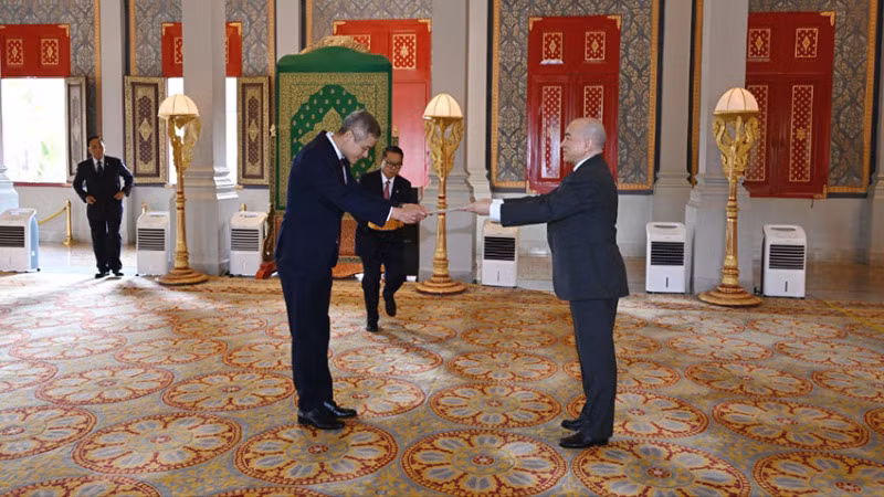 Đại sứ Nguyễn Minh Vũ (trái) trình Quốc thư lên Quốc vương Campuchia Norodom Sihamoni. (Ảnh: Hoàng cung Campuchia)