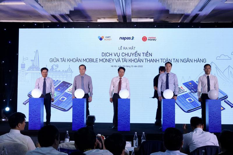 Các đại biểu thực hiện nghi thức ra mắt dịch vụ.