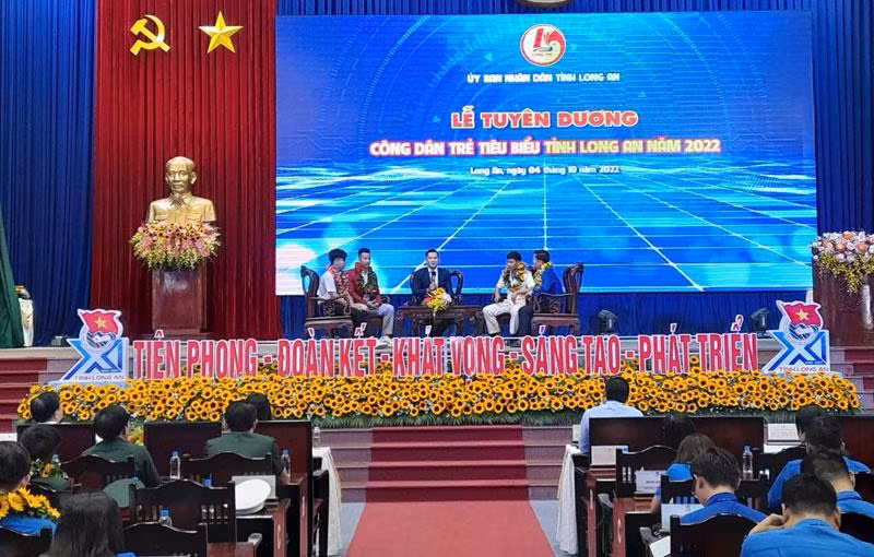 Các công dân trẻ tiêu biểu giao lưu sáng kiến kinh nghiệm tại lễ tuyên dương.