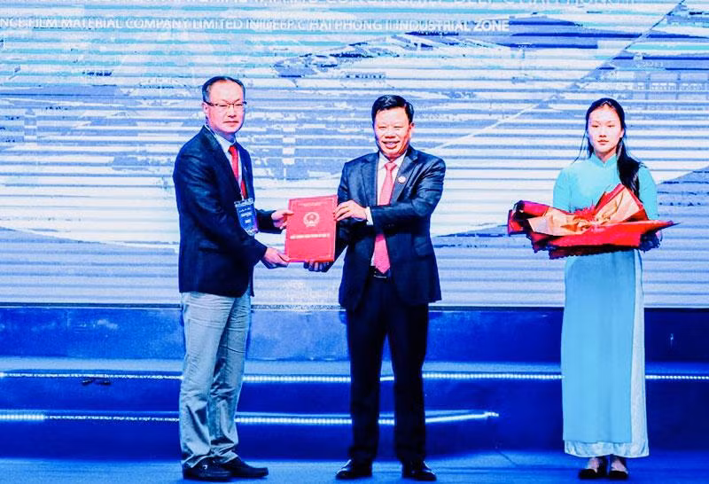 Trao Giấy chứng nhận đầu tư cho Dự án sản xuất màng bọc trong tấm pin quang điện có tổng vốn đầu tư 98 triệu USD của Công ty trách nhiệm hữu hạn First Global Business tại Khu công nghiệp DEEP C.