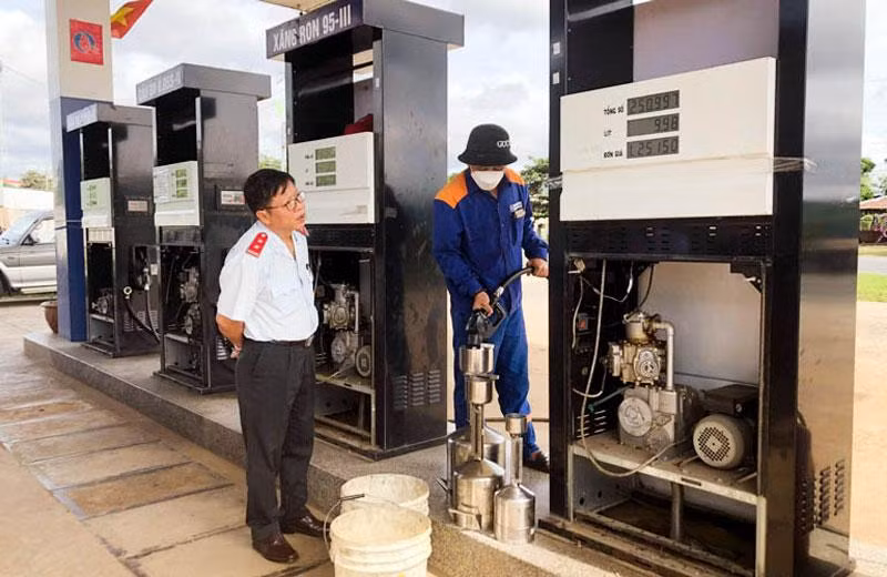 Lực lượng chức năng kiểm tra hoạt động kinh doanh xăng dầu tại một cửa hàng trên địa bàn tỉnh Lâm Đồng.