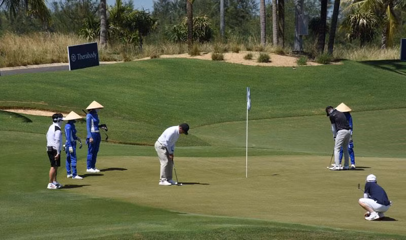 Du khách Hàn Quốc trải nghiệm du lịch golf tại BRG Đà Nẵng Golf Resort. (Ảnh: ANH ĐÀO)