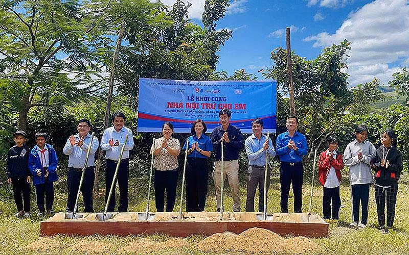 Đại diện các đơn vị tổ chức khởi công công trình “Nhà nội trú cho em” trong khuôn khổ chương trình.