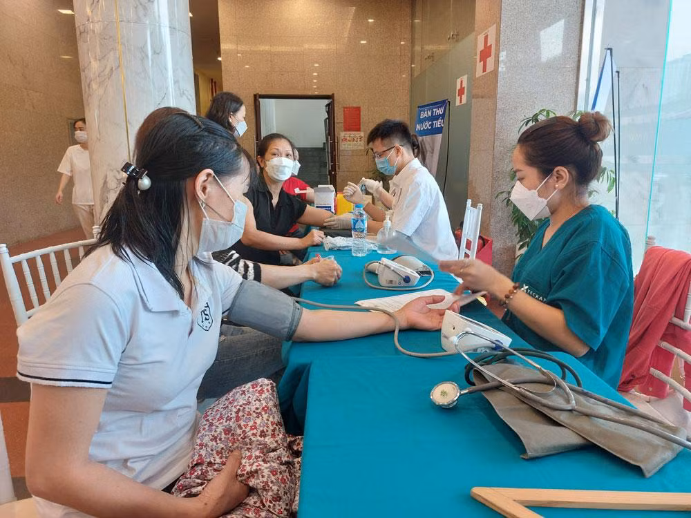 Tư vấn, khám bệnh miễn phí cho nữ công nhân, lao động ngay sau lễ ra mắt Trung tâm.