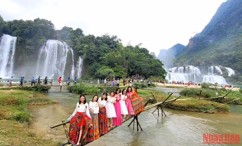 Ngày 8/10, hàng chục nghìn du khách trong và ngoài nước đã đến dự Lễ hội du lịch thác Bản Giốc.