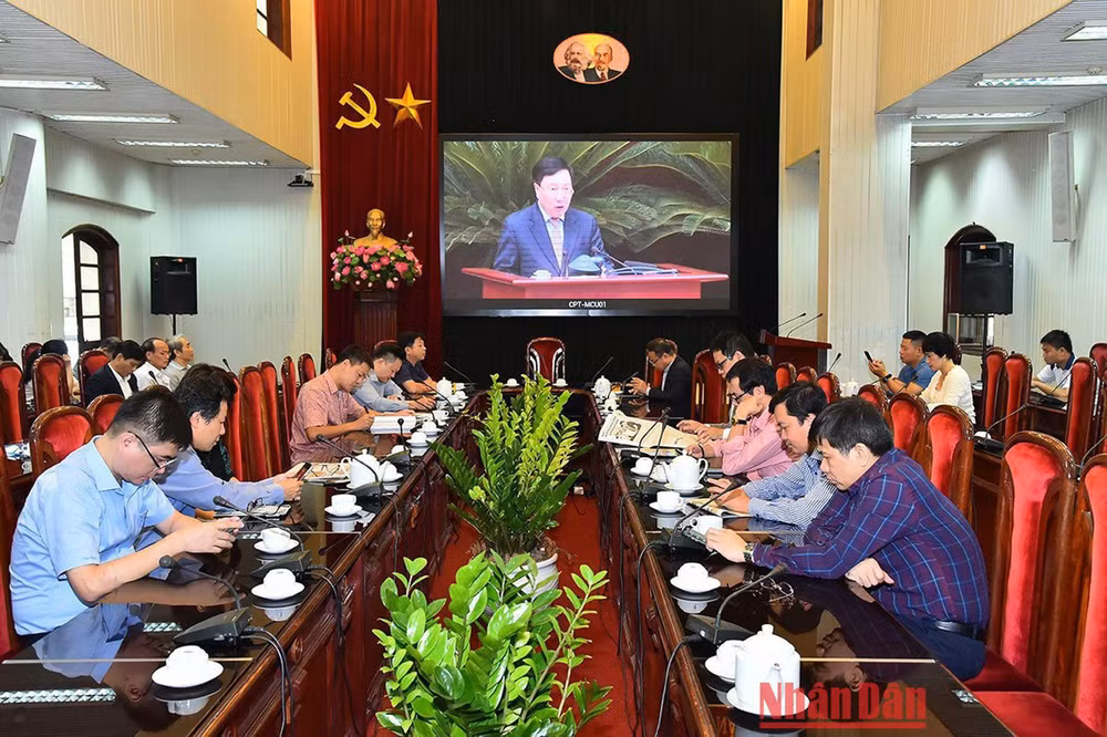 Cán bộ, nhân viên Báo Nhân Dân dự Hội nghị tại trụ sở Báo. (Ảnh: THỦY NGUYÊN)