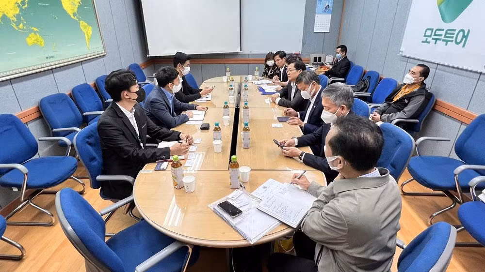 Đoàn công tác của thành phố Đà Nẵng làm việc với Công ty Mode Tour. (Ảnh: Quang Cường)