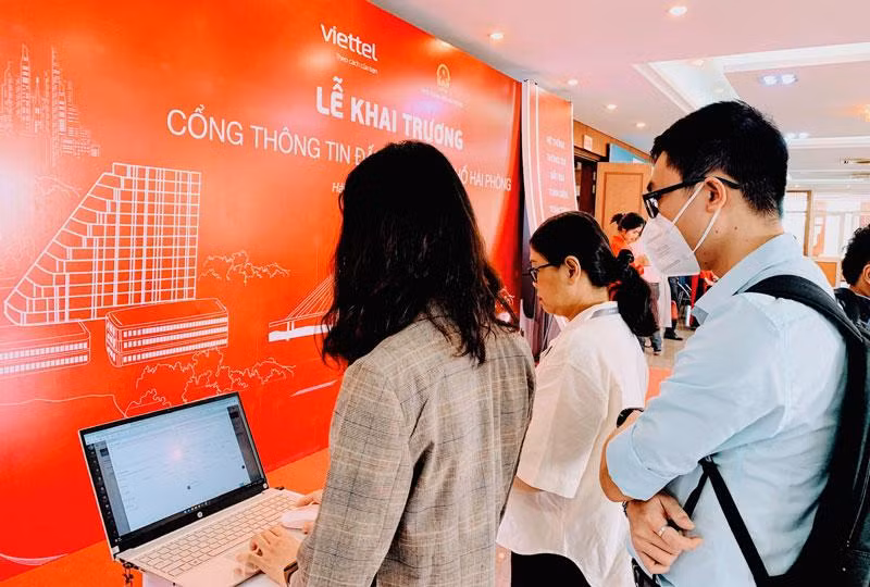 Người dân tra cứu trên Cổng thông tin đất đai thành phố Hải Phòng.