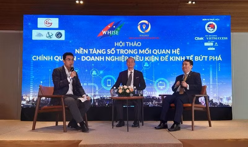 Các diễn giả giao lưu với đại biểu tham gia hội thảo.