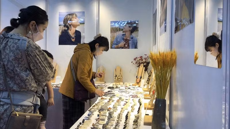 Khách nước ngoài tham quan, tìm hiểu những sản phẩm thủ công mỹ nghệ giới thiệu tại Hội chợ Hanoi Gift Show 2022.