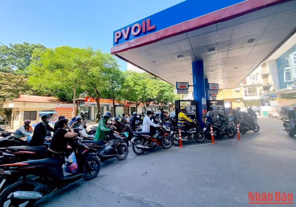 Người dân xếp hàng dài chờ mua xăng tại cửa hàng xăng dầu PVOil trên phố Thái Thịnh (Hà Nội).