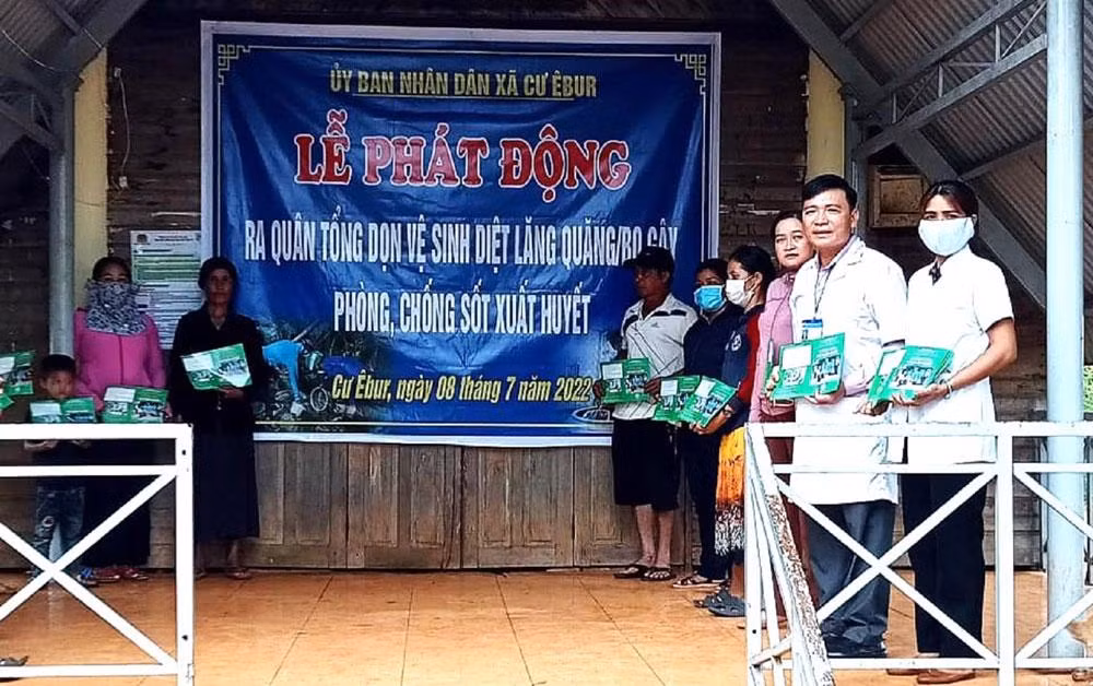 UBND xã Cư Êbur, thành phố Buôn Ma Thuột, tỉnh Đắk Lắk phát động ra quân tổng dọn vệ sinh, diệt loăng quăng, bọ gậy phòng, chống sốt xuất huyết.