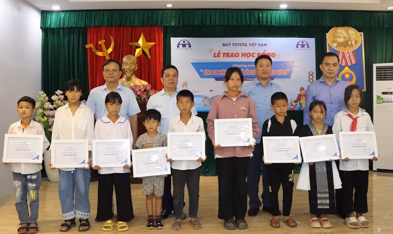 Đại diện lãnh đạo Quỹ Toyota Việt Nam và Ban An toàn giao thông tỉnh Điện Biên trao học bổng cho các em học sinh.