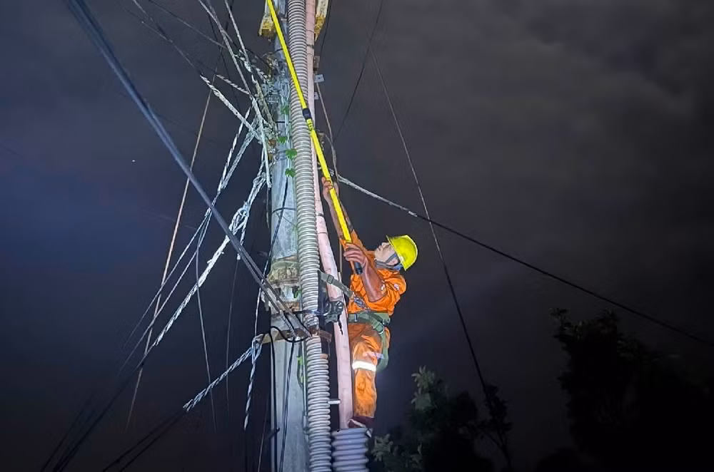 Công nhân Công ty Điện lực Điện Biên khẩn trương khắc phục sự cố do mưa dông.