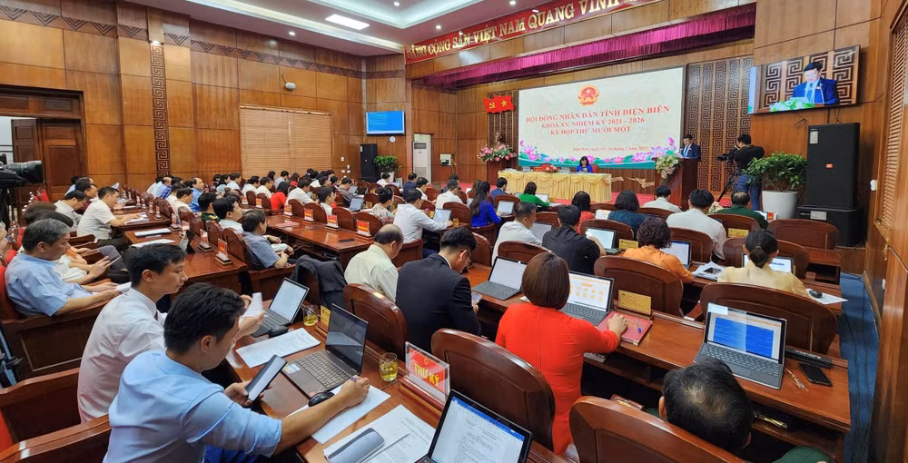 Đại biểu dự họp ấn nút thông qua các nghị quyết.