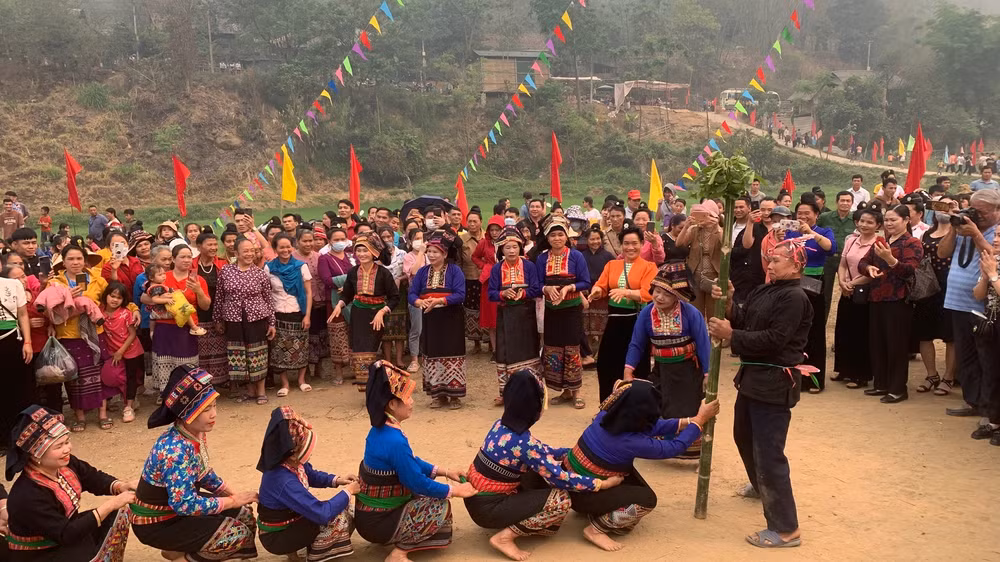 Người dân trong bản Na Sang 1 chung vui trong Tết té nước.