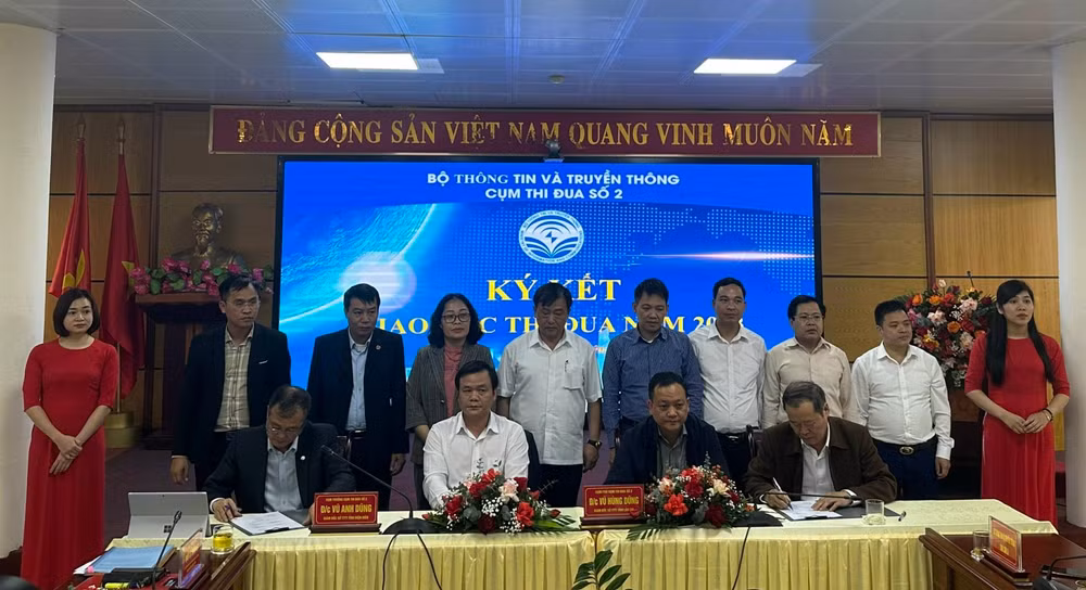 Đại diện lãnh đạo các sở thông tin và truyền thông trong khu vực miền núi phía bắc ký giao ước thi đua.