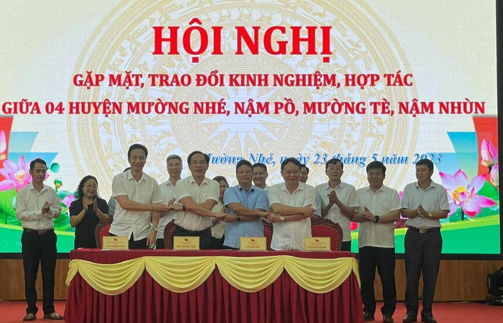 Đại diện lãnh đạo bốn huyện trao biên bản hợp tác trao đổi kinh nghiệm, hỗ trợ phát triển.
