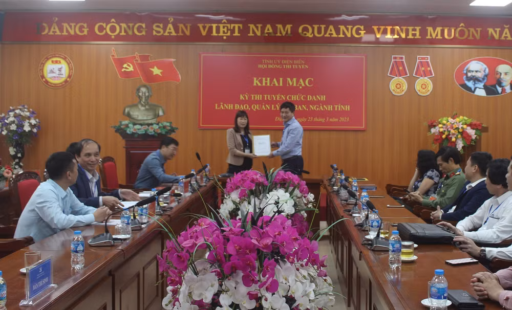 Đồng chí Lê Thành Đô, Chủ tịch Ủy ban nhân dân tỉnh, Phó Chủ tịch Hội đồng thi chuyển giao bộ đề thi cho Ban coi thi.