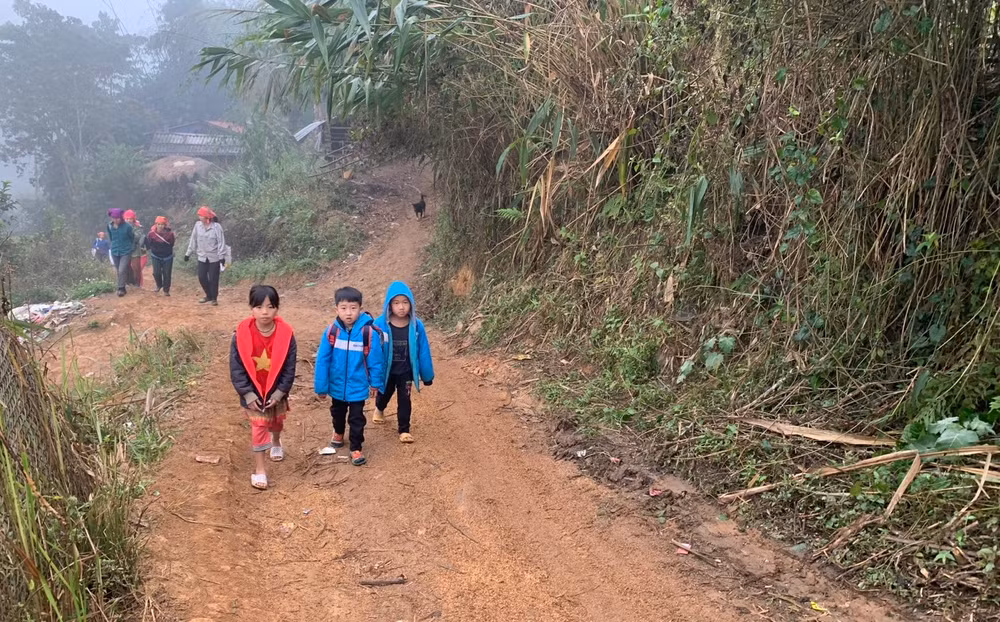 Học sinh Mường Nhé trở lại trường sau kỳ nghỉ Tết.