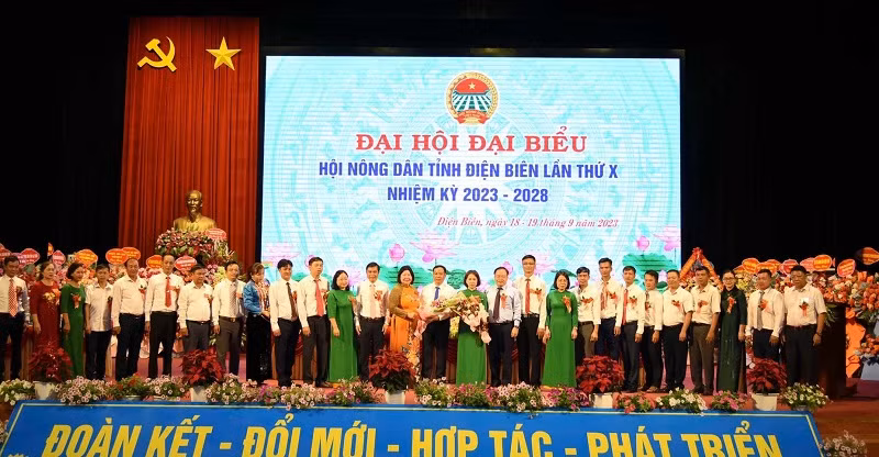 Đồng chí Mùa A Sơn, Phó Bí thư Thường trực Tỉnh ủy Điện Biên cùng lãnh đạo Hội Nông dân Việt Nam chúc mừng các đồng chí được tín nhiệm bầu Ban Chấp hành Hội Nông dân tỉnh Điện Biên khóa 10.