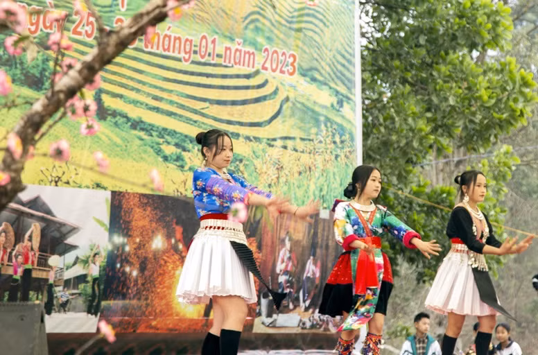 Nhân dân các dân tộc huyện Nậm Pồ vui hát múa chào xuân.