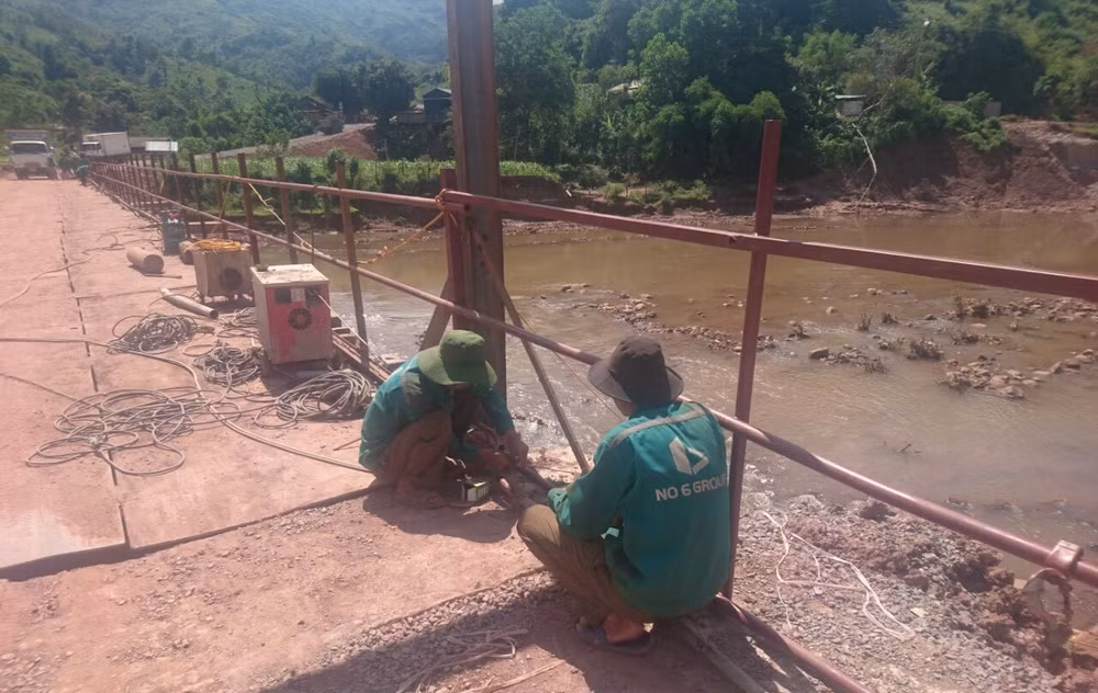 Bám sát phương châm "4 tại chỗ", những ngày qua Công ty trách nhiệm hữu hạn thương mại và xây dựng số 6 đã khẩn trương thi công các hạng mục. Bám sát phương châm "4 tại chỗ", những ngày qua Công ty trách nhiệm hữu hạn thương mại và xây dựng số 6 đã khẩn trương thi công các hạng mục.