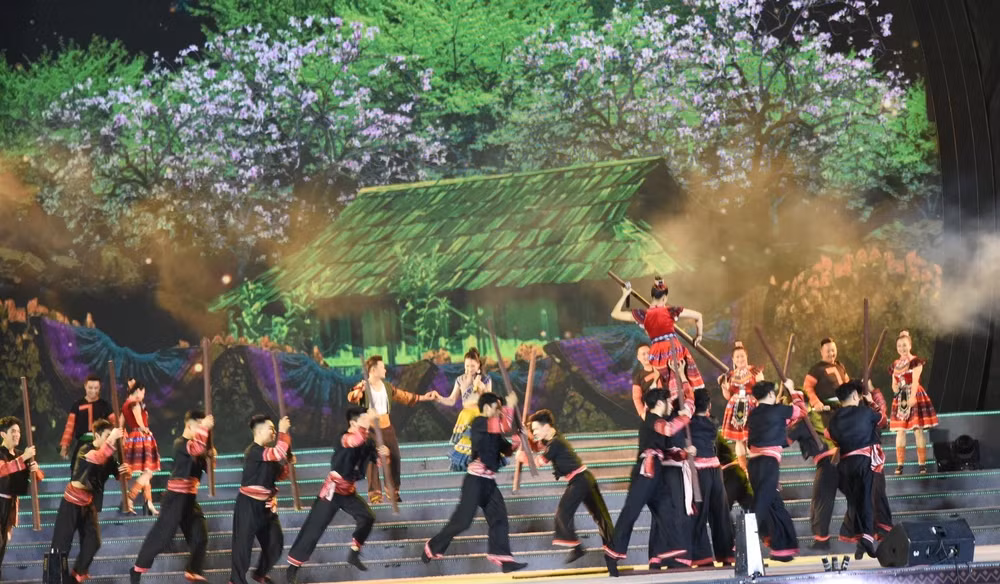 Hát múa Điện Biên mùa xuân.