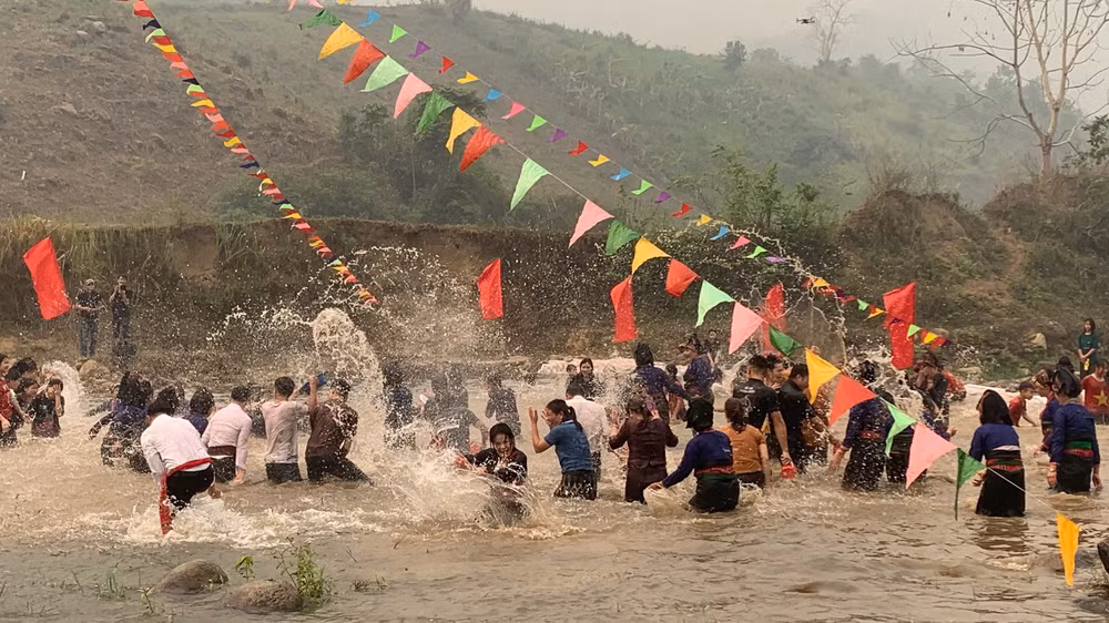 Bà con người Lào bản Na Sang 1 chung vui tết té nước.