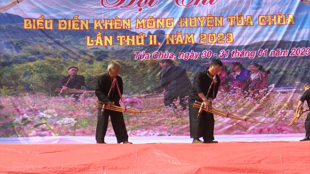 Các nghệ nhân say sưa biểu diễn với khèn Mông.