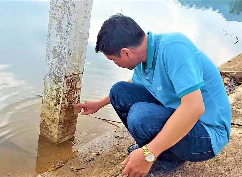 Công nhân công ty thủy nông kiểm tra mực nước tại hồ Pá Khoang.