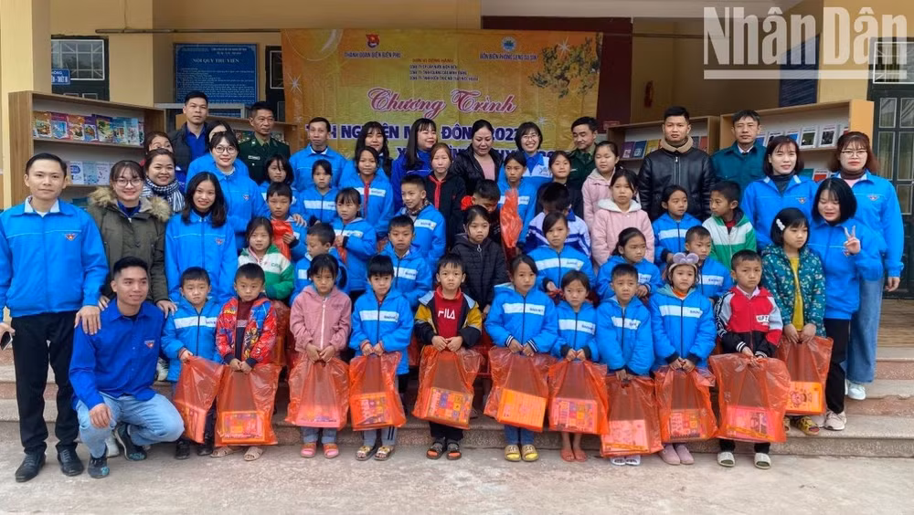 Cán bộ, đoàn viên, thanh niên Thành đoàn Điện Biên Phủ trao quà cho học sinh có hoàn cảnh khó khăn tại xã Leng Su Sìn, huyện Mường Nhé.