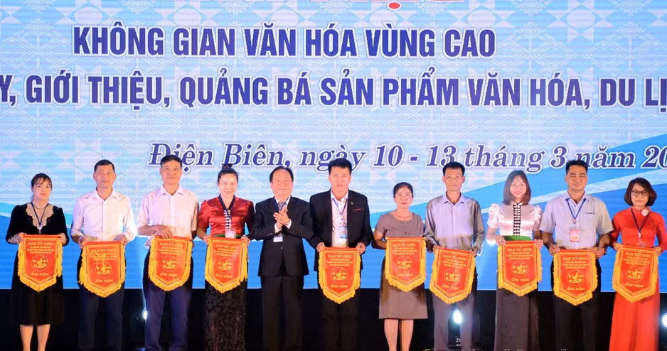 Ông Nguyễn Minh Phú - Giám đốc Sở Văn hóa, Thể thao và Du lịch tỉnh Điện Biên trao cờ lưu niệm tặng các đoàn tham gia.